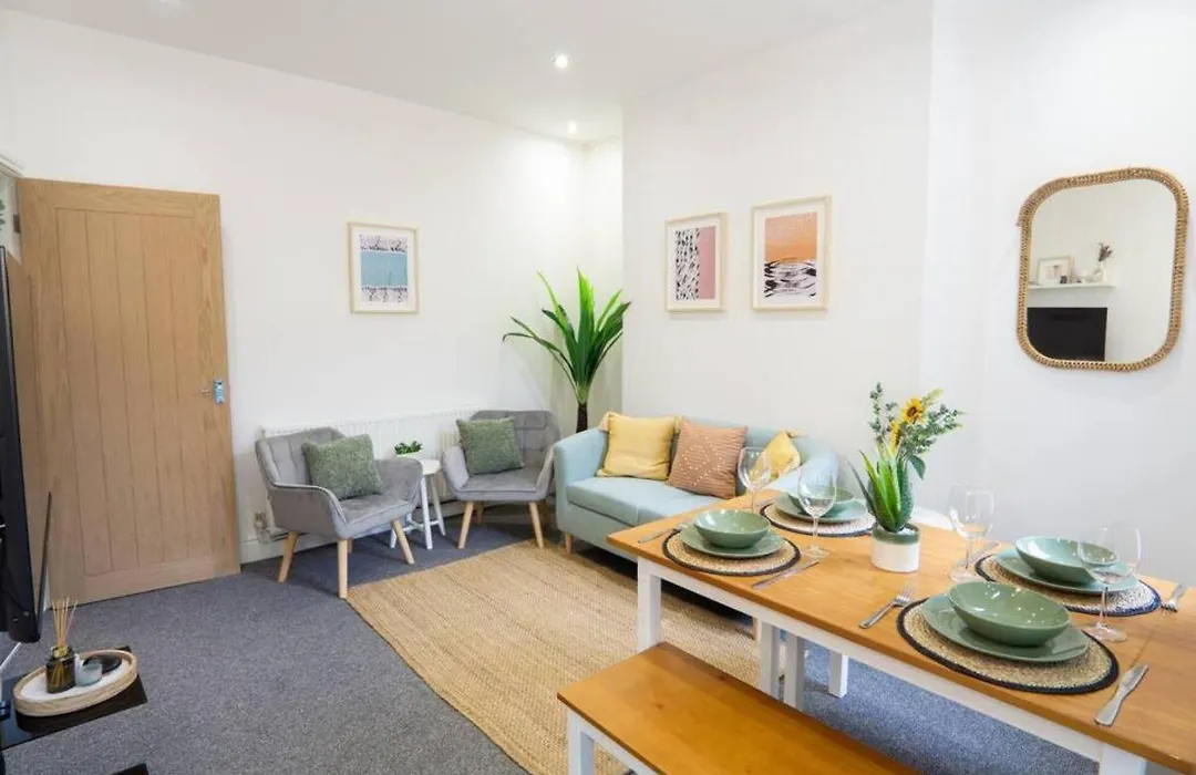 Cedar House - Air Host & Holiday home Liverpool