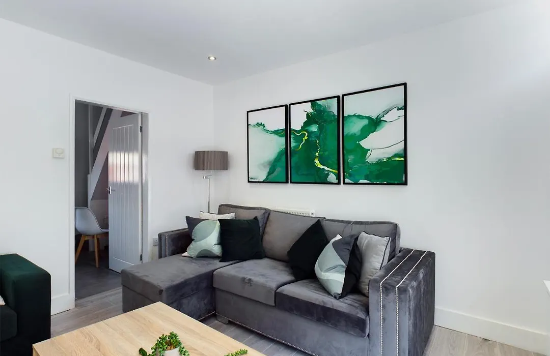 Gorst House 2 Bed House, Sleeps 4 Close To Stadium
