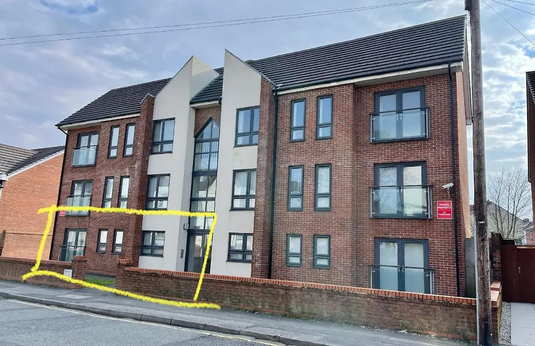 Modern, Quiet, Sleeps 10, Anfield, Tourists, Apartment *