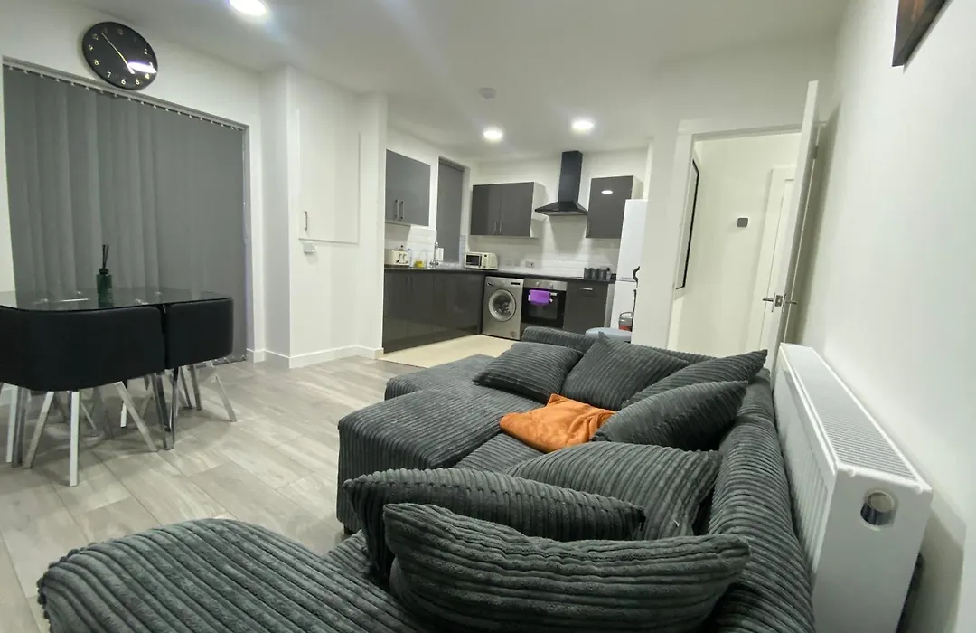 Cozy 4 Bedroom House In The Heart Of Apartment Liverpool