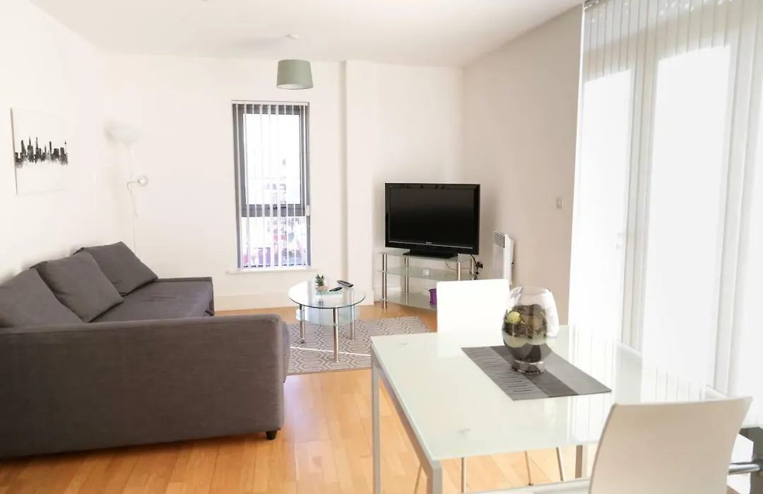 Serviced In Centre - Free Parking - Balcony - By Happy Days Apartment *
