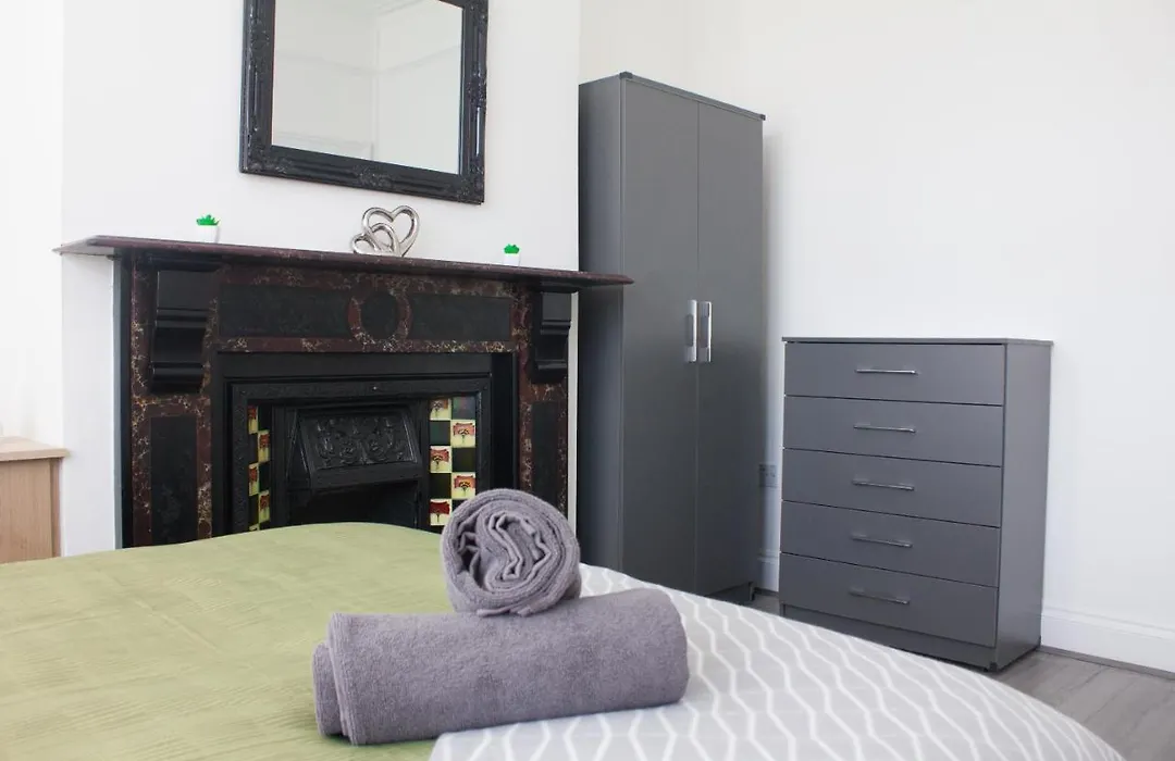 Boaler House, Modern 4 Bed House With Parking Sleeps 8 Holiday home *