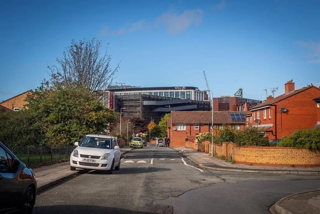 *superb Location* Large 4 Bedroom Centre Appartement *