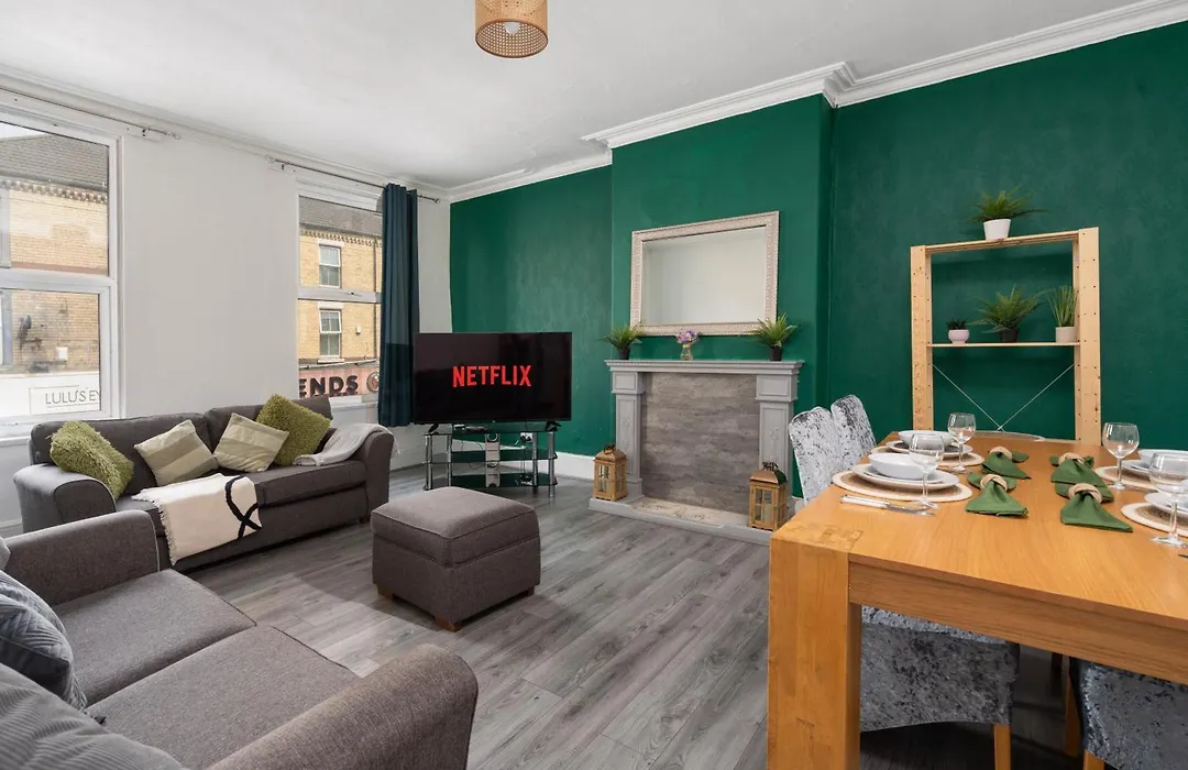 Spacious 4-bedroom - Free Public Parking *